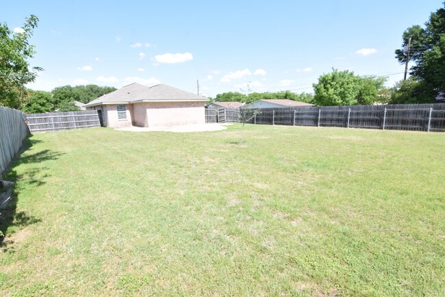Building Photo - 900 Concho St