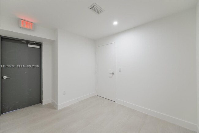 Building Photo - 700 NE 24th St