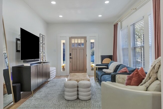 Building Photo - 302 S Saint Mary Ave