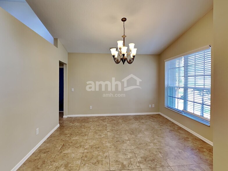 Building Photo - 10223 Meadow Crossing Dr