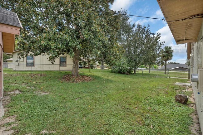 Building Photo - 10851 Log House Rd