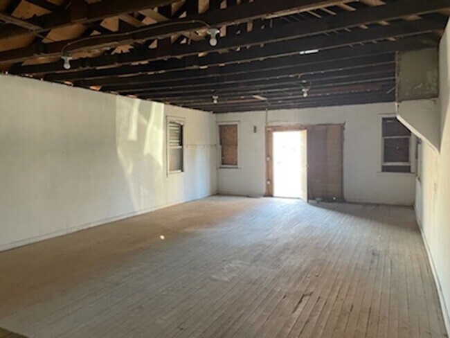 Building Photo - Available TODAY – Charming Single-Family H...