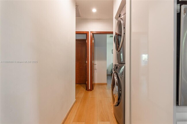 Building Photo - 523 NE 68th St