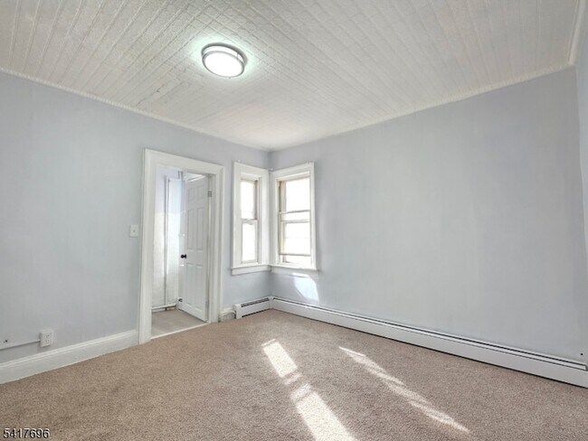 Building Photo - 8 Lincoln Ave