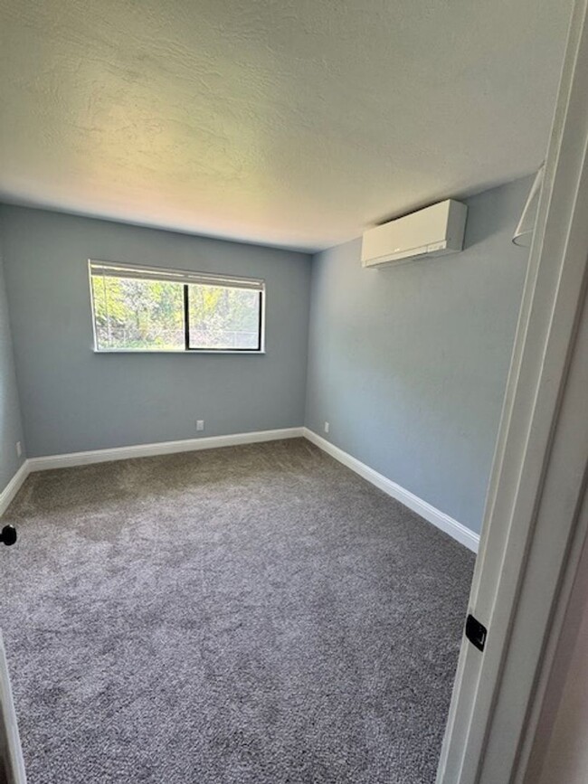 Building Photo - Beautiful West Redding Home with $200 Move...