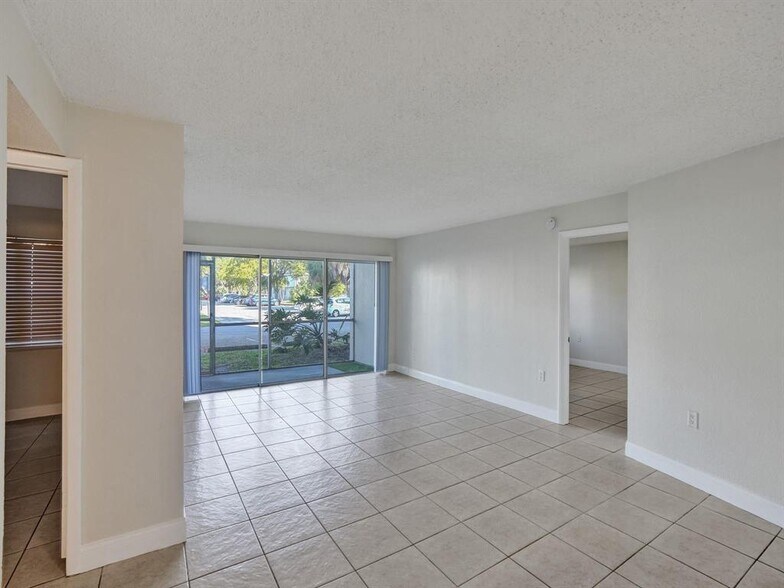 Building Photo - 4205 N University Dr