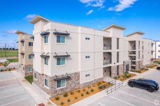 Building Photo - Modern Comfort in the Heart of Ennis