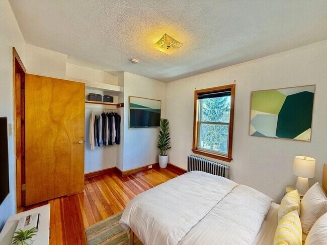 Building Photo - 156 Main St