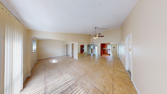 Building Photo - 1br /1bath Condo With Den Available Now In...