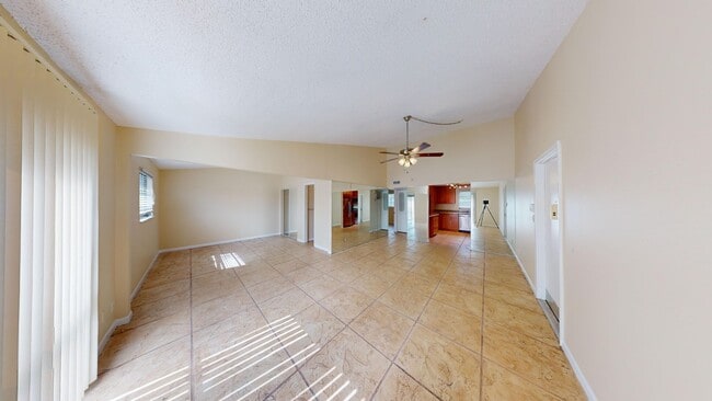 Building Photo - 1br /1bath Condo With Den Available Now In Boca Raton!  **Water & Cable Included**