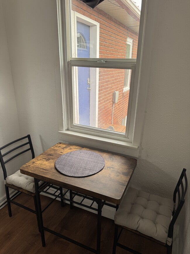 Building Photo - 1015 Pine Ave