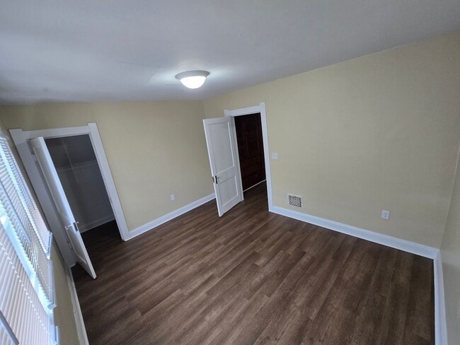 Building Photo - 3 Bedroom House