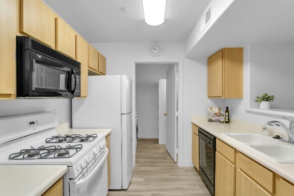 Building Photo - 950 Seven Hills Dr