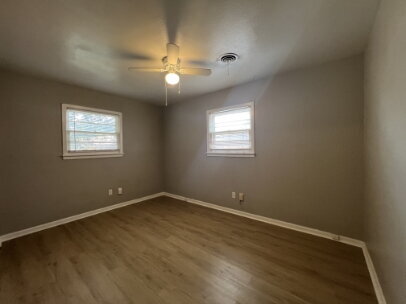 Building Photo - "Charming 3-Bed, 2-Bath Haven on 68th Street, Lubbock - Perfectly Cozy at 1088 Sq Ft!"