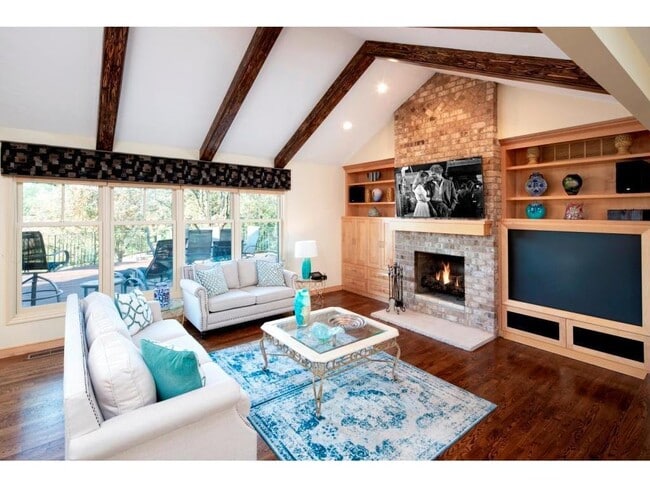 Building Photo - 1215 Oakview Rd