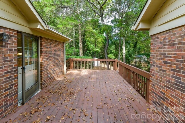 Building Photo - 2630 Fernbank Dr