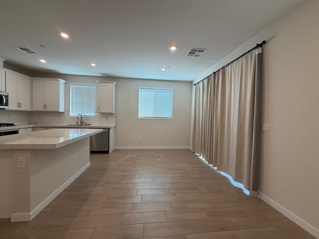 Building Photo - GORGEOUS 4 BED 3 BATH 2 CAR GARAGE SINGLE FAMILY HOME W/ LOFT, VAULTED ENTRYWAY, BACKYARD, AND BE...