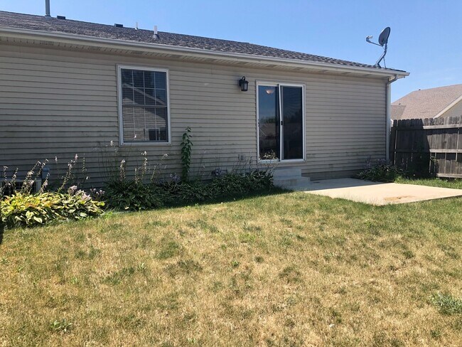 Building Photo - Beautiful Home in East Bloomington!