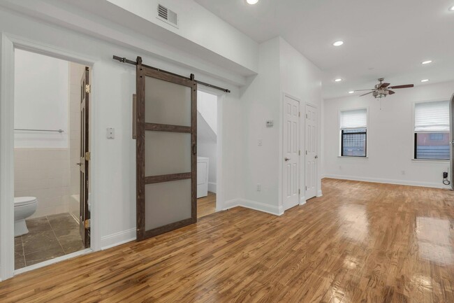 Building Photo - 356 Varick St