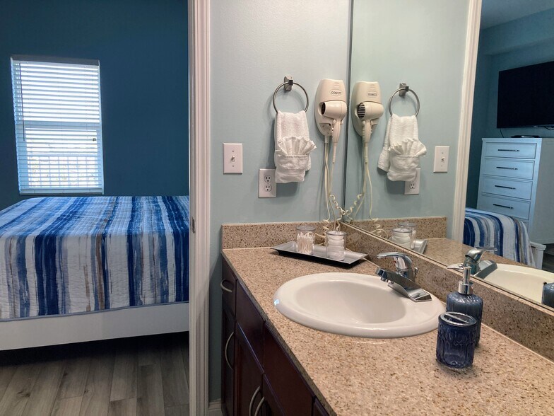 Building Photo - 9860 S Thomas Dr