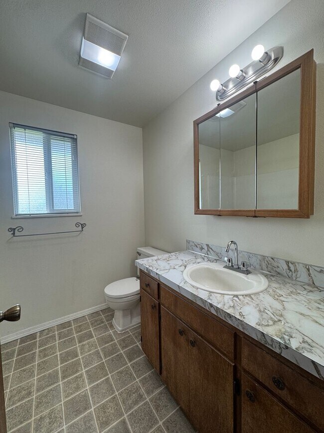 Building Photo - (KIE 1) 2-Bed, 1-Bath Duplex