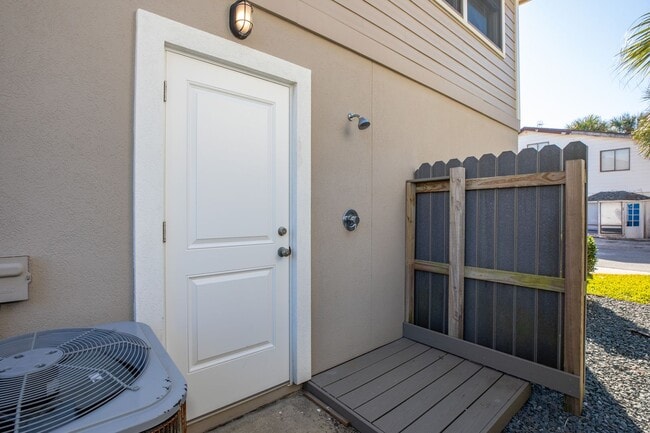 Building Photo - Renovated Beach House