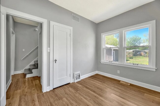 Building Photo - Cute 2 bedroom house near in a great neighborhood, close to shopping, restaurants, and easy highw...