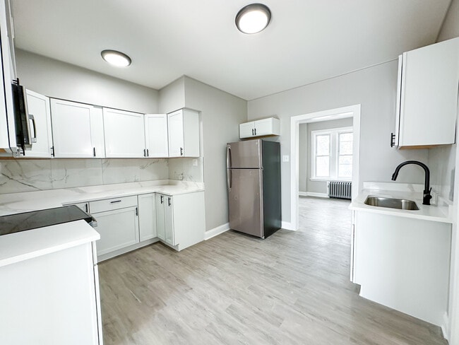 Building Photo - 4045 W Argyle St