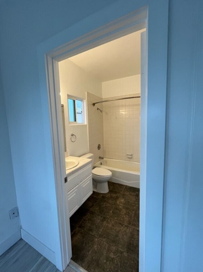 Building Photo - OB Beach House! 3 Bed 2.5 Bath A Block From the Water