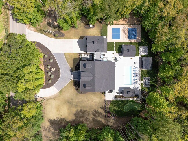 Building Photo - 2171 Lakeshore Dr