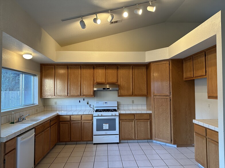 Building Photo - 1003 Kate Linde Cir