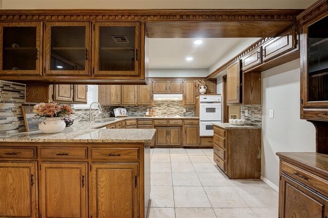 Building Photo - 9009 Lakeaire Dr