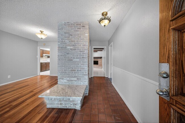 Building Photo - Beautifully refreshed 3-bedroom, 2-bath ranch-style home, located in the sought-after Colonies No...