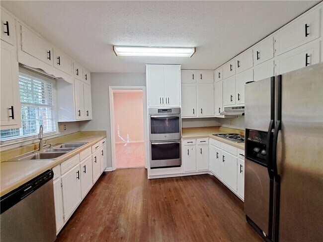 Building Photo - 844 Chandler Dr SW