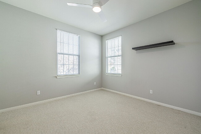 Building Photo - Refined Living in the Heart of Valencia