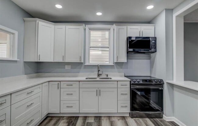 Building Photo - 833 N Hoffert St