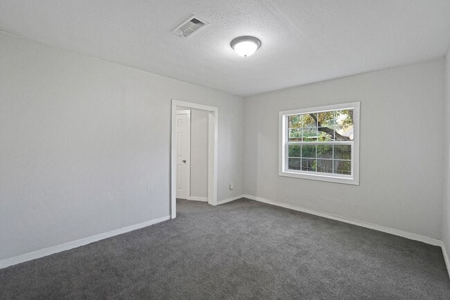 Building Photo - 214 E 1st St