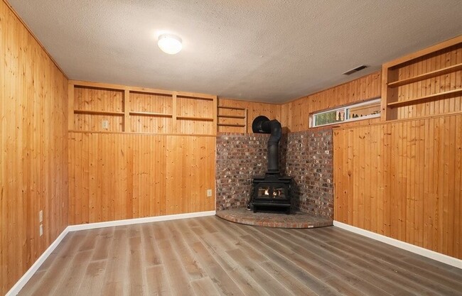 Building Photo - 4 Bed, 2.5 Bath Conveniently-located Single-family House Available for Rent!