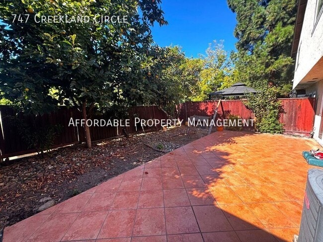Building Photo - 747 Creekland Cir