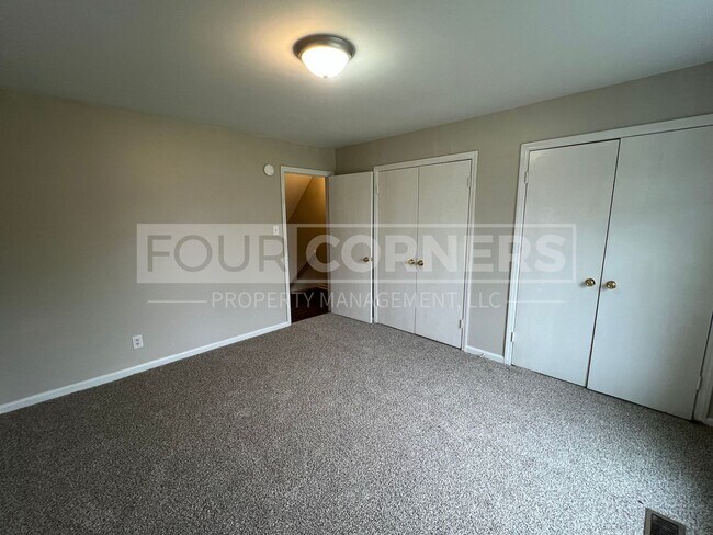 Building Photo - Spacious 2 Bedroom 1.5 Bath Townhome