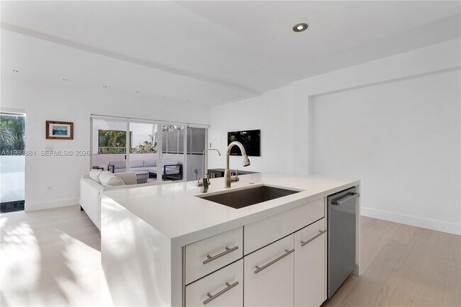 Building Photo - 828 3rd St