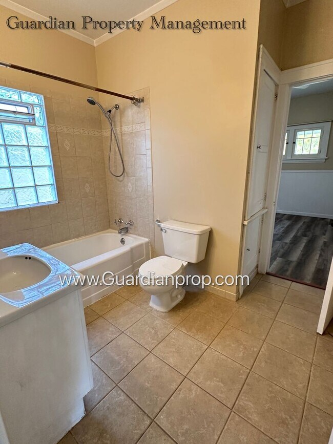 Building Photo - South Minneapolis SFH, Fenced Yard, 1 Car Garage, Dishwasher, Laundry, October Availability