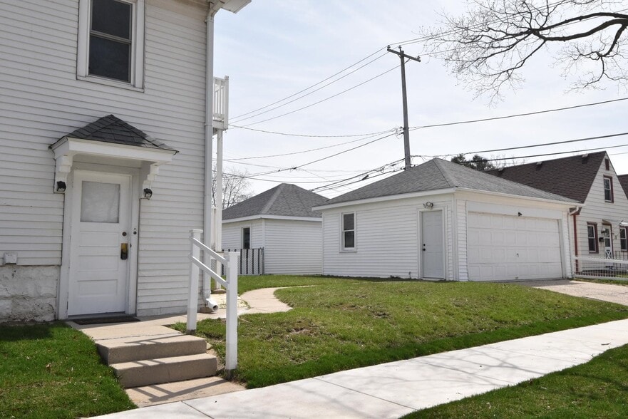 Side - 5831 W Rogers St