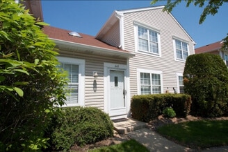 Building Photo - 645 Le Parc Cir