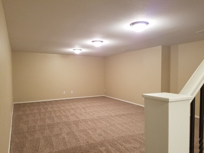 Building Photo - Large 4 Bedroom, 3 Bathroom!