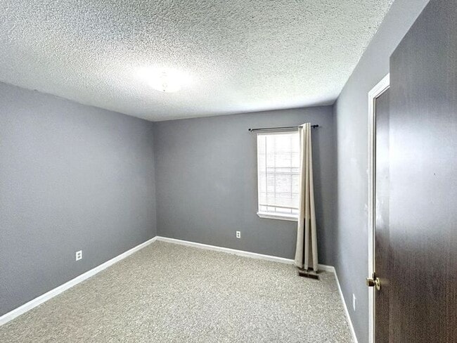 Building Photo - 4-Bedroom Home in a Convenient Location / ...