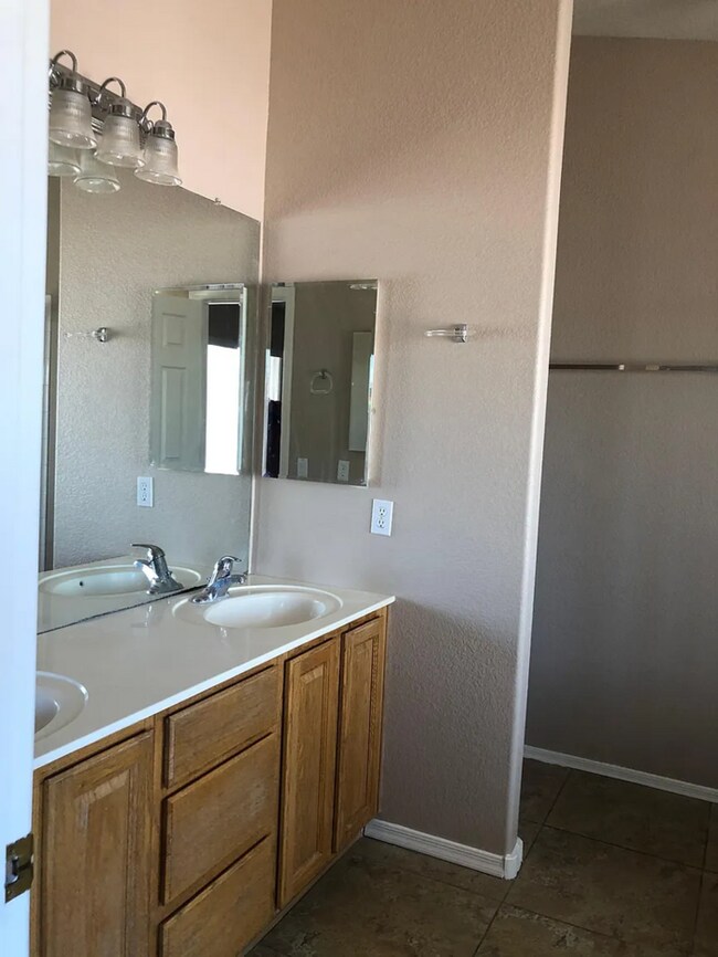 Building Photo - COMING SOON! 3 Bed/ 2 Bath Home in Arrowhead Lakes