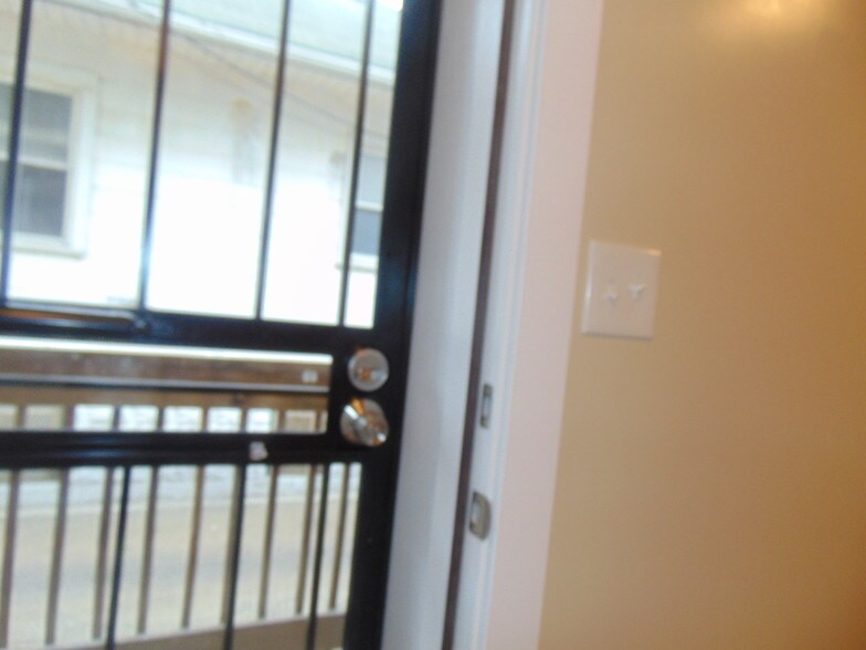 Building Photo - 7506 S Vernon Ave