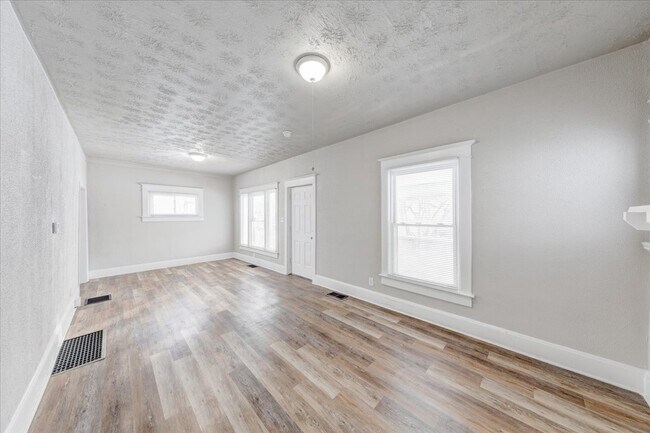 Building Photo - 1015 S Sheffield Ave