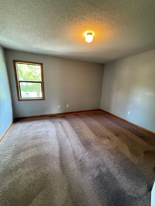 Building Photo - South Campus Place Townhome!